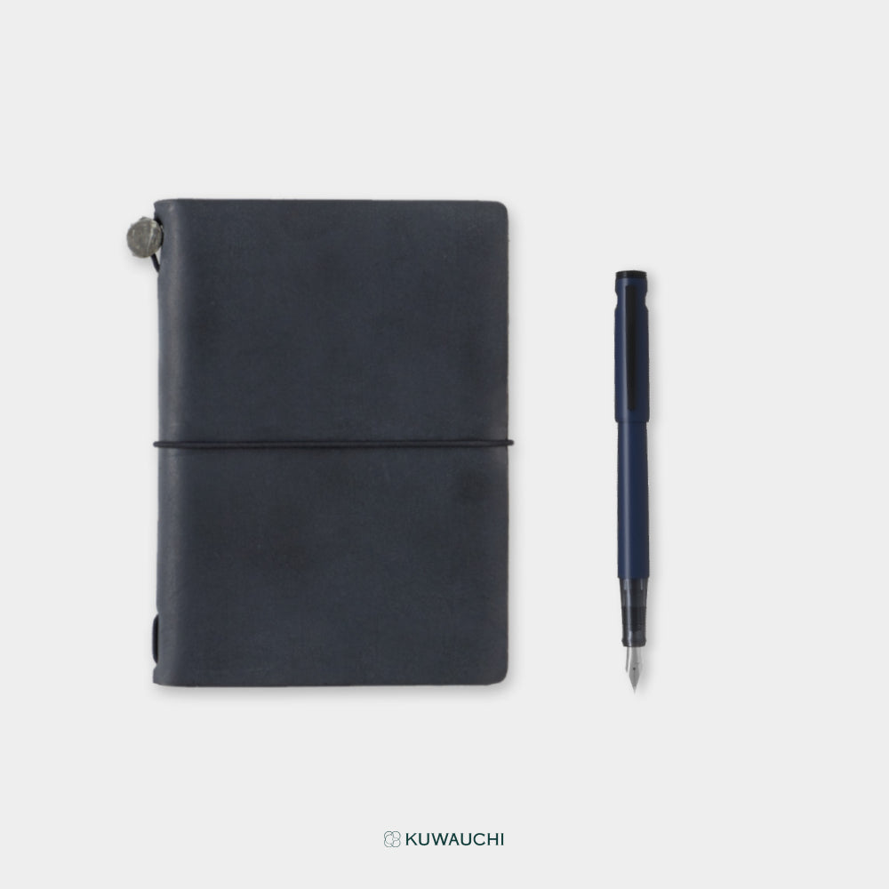 旅する文具セット(トラベラーズノート＆ライティブ)手帳（ブラック）×ペン（ネイビー）です。