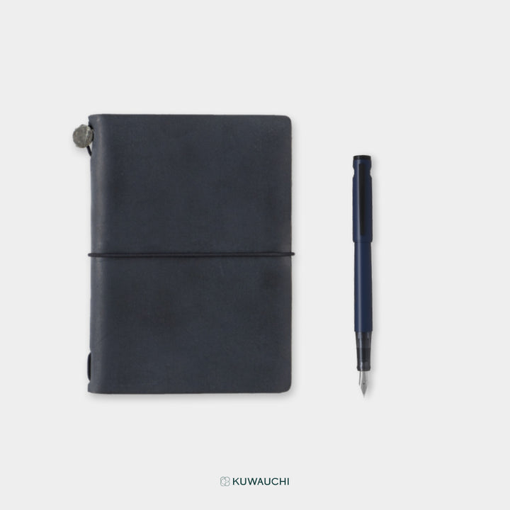 旅する文具セット(トラベラーズノート＆ライティブ)手帳（ブラック）×ペン（ネイビー）です。