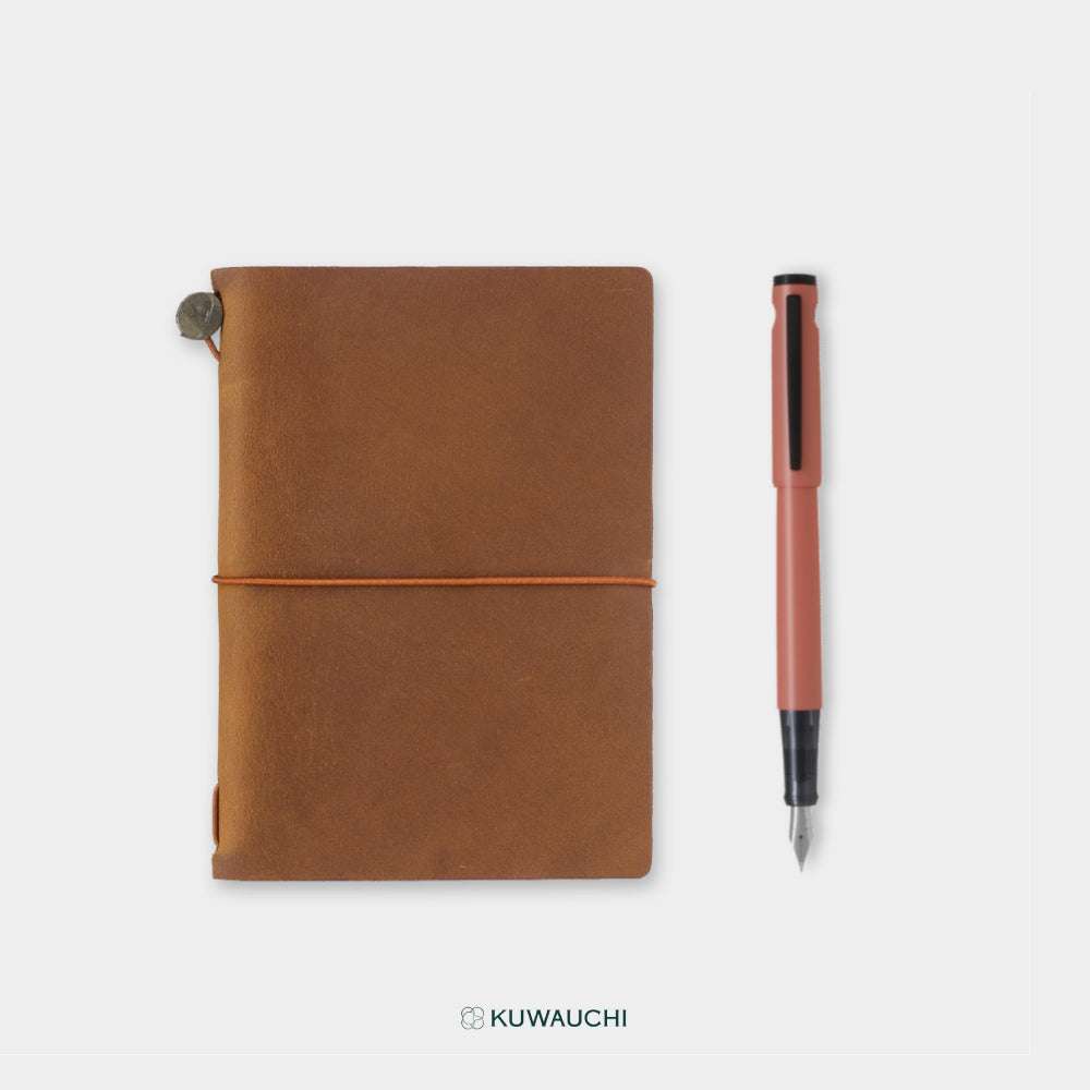 文具クワウチが販売する旅する文具セット(トラベラーズノート＆ライティブ)手帳（キャメル）×ペン（コーラル）全体像です。