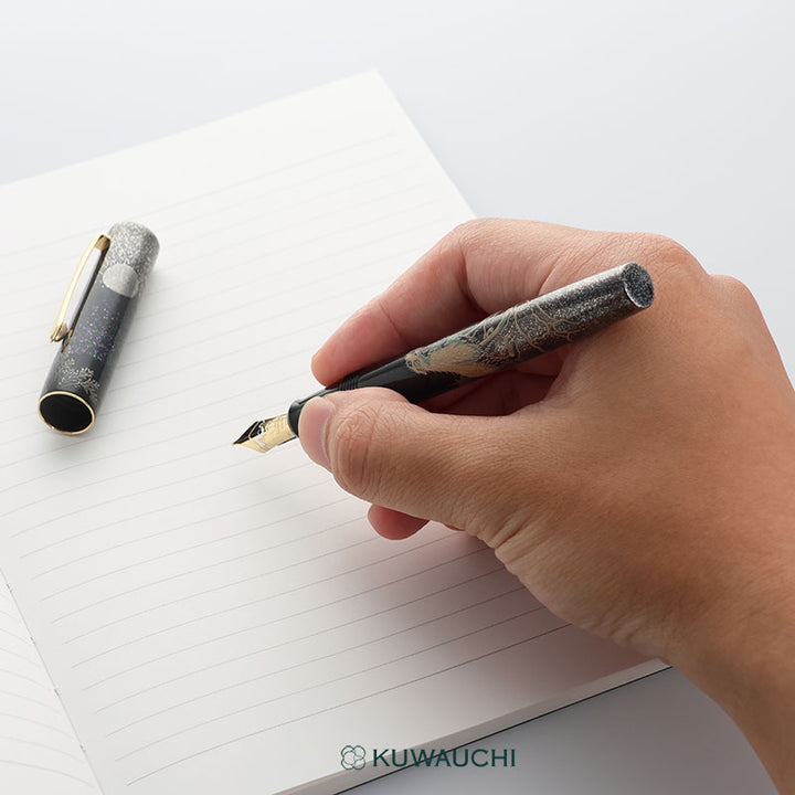 【限定品】Namiki 万年筆「狼月」Wolf Moom筆記シーンです。