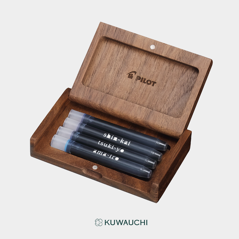 PILOT PRO SHOP限定 2026年 キャップレス 万年筆 グリーンフラッシュ　付属品のインクカートリッジと専用ケースです。