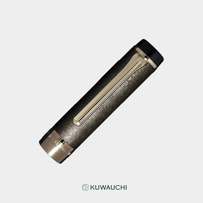 文具クワウチが販売するセーラー万年筆 CYLINT 万年筆 新潟漆器　朧銀　キャップ拡大写真です。