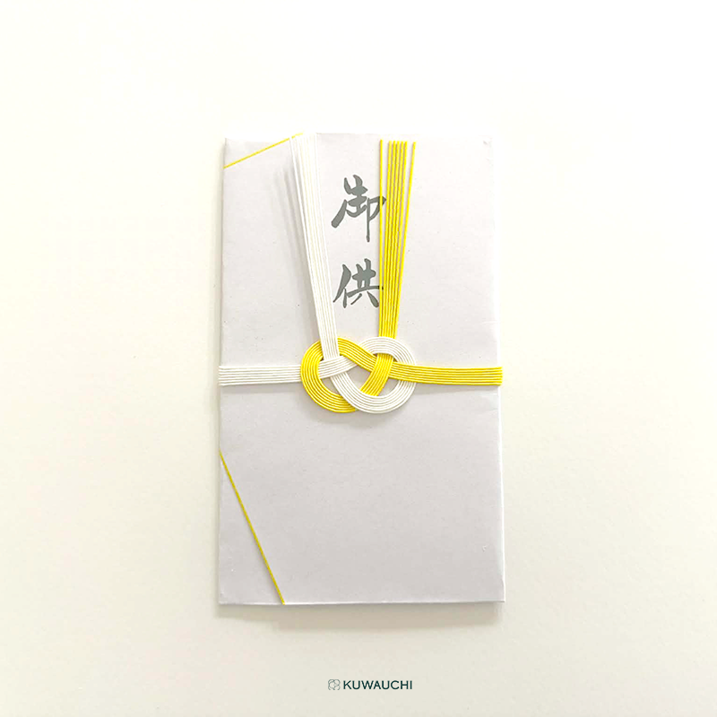 黄白7本金封厚口　薄墨で「御供」と印字されています。