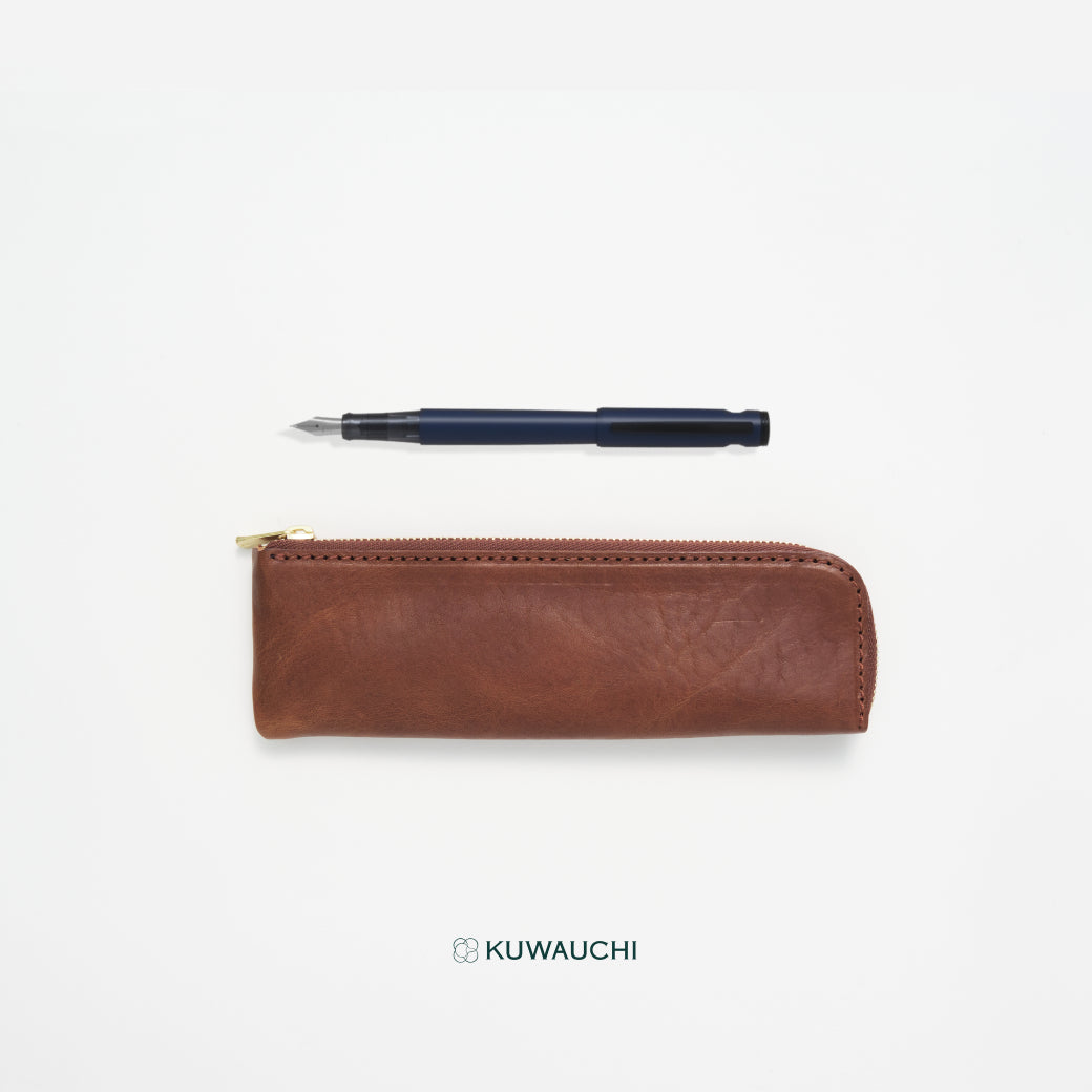 文具クワウチが販売するお出かけが楽しくなるスリムポーチペンセット(オリジナルペンケース＆ライティブ)　ペンケース：ブラウン、ペン：ネイビー全体像です。