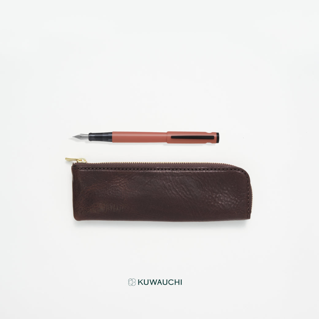 ペンケース：ダークブラウン、ペン：コーラル