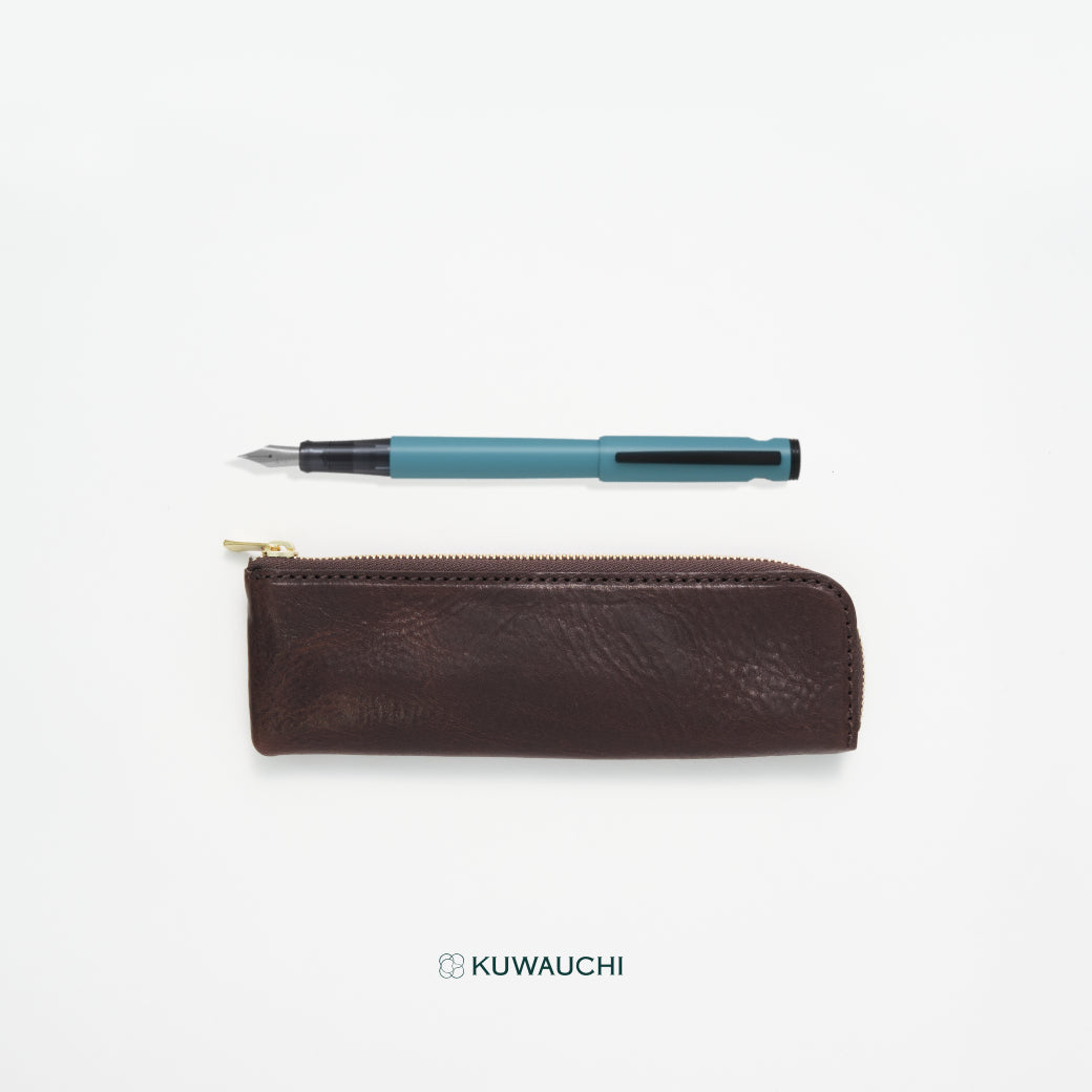ペンケース：ダークブラウン、ペン：ターコイズ