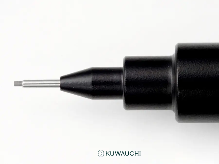 ぺんてる　シャープペンシル 　グラフ1000〈フォープロ〉　ペン先が不用意に光ることなく、筆記に集中できるマットブラックの先金です。