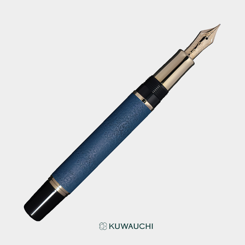文具クワウチが販売するセーラー万年筆 CYLINT 万年筆 新潟漆器　瑠璃　キャップを外したイメージです。
