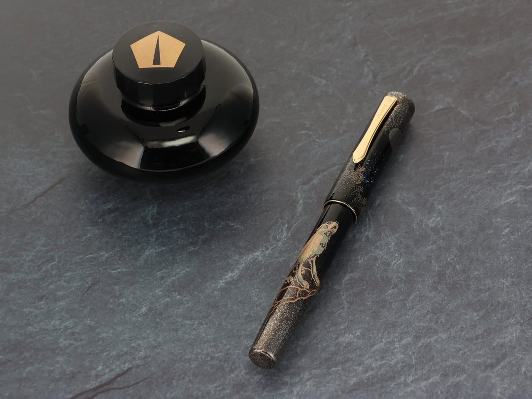 文具クワウチが販売する【限定品】Namiki 万年筆「狼月」Wolf Moom全体像です。