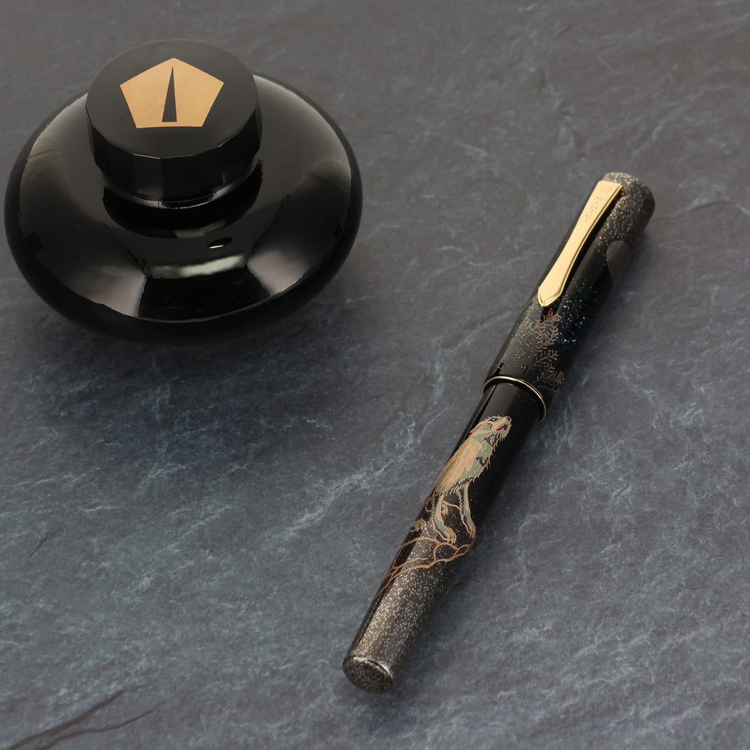文具クワウチが販売する【限定品】Namiki 万年筆「狼月」Wolf Moom全体像です。