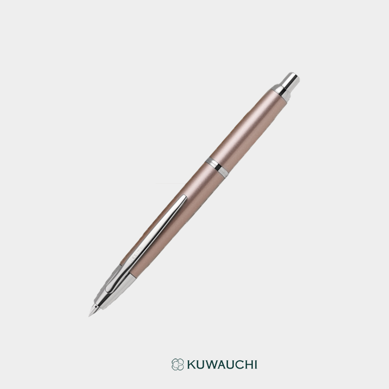 文具クワウチが販売するパイロット　ノックひとつで、万年筆。「キャップレスデシモ」シャンパンピンク全体像です。
