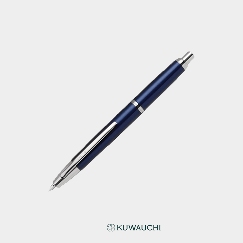 文具クワウチが販売するパイロット　ノックひとつで、万年筆。「キャップレスデシモ」ダークブルーマイカ全体像です。