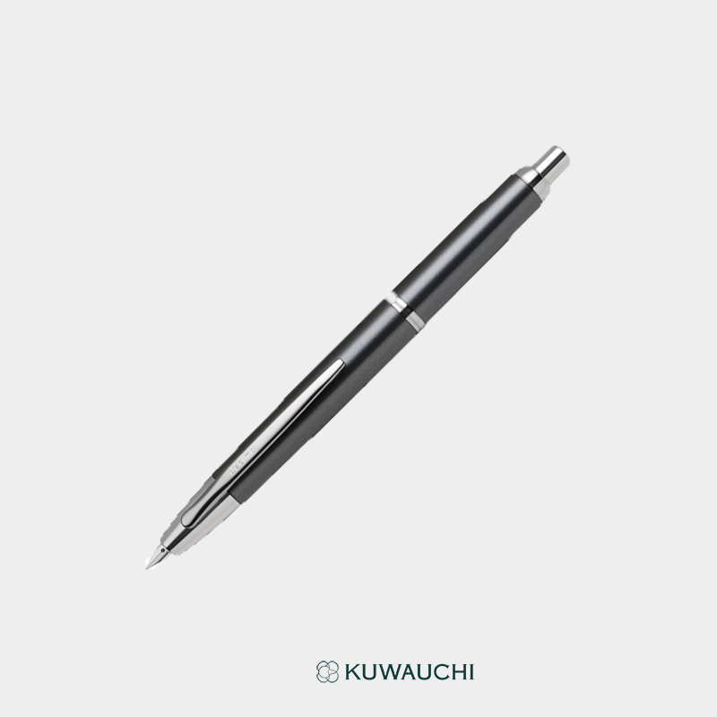 パイロット　ノックひとつで、万年筆。「キャップレスデシモ」ダークグレーマイカ