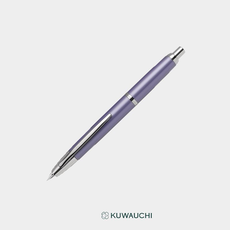 文具クワウチが販売するパイロット　ノックひとつで、万年筆。「キャップレスデシモ」バイオレット全体像です。