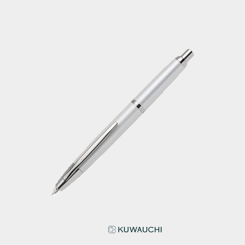 文具クワウチが販売するパイロット　ノックひとつで、万年筆。「キャップレスデシモ」パールホワイト全体像です。