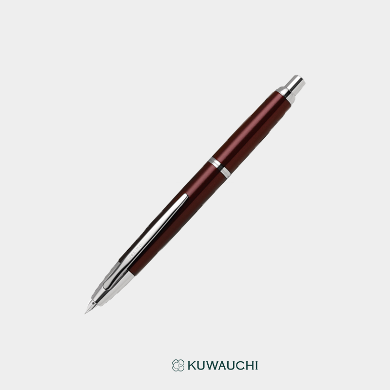 文具クワウチが販売するパイロット　ノックひとつで、万年筆。「キャップレスデシモ」レッド全体像です。