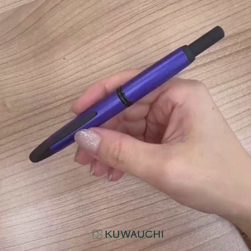 パイロット　ノックひとつで、万年筆「キャップレス」新色（特殊合金ペン）限定色のマットパープルを手に持ってみました。