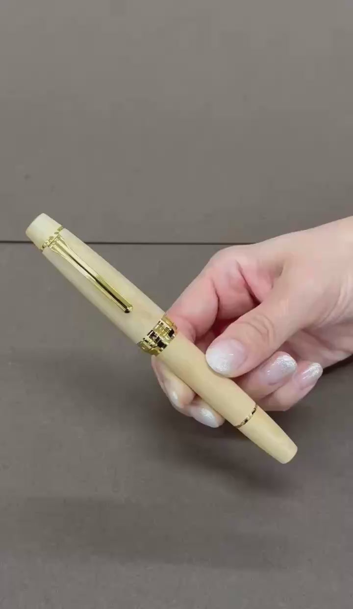 【限定品】セーラー万年筆 創業115周年記念万年筆 HIROSHIMA モミジ万年筆を手に持ってみました。