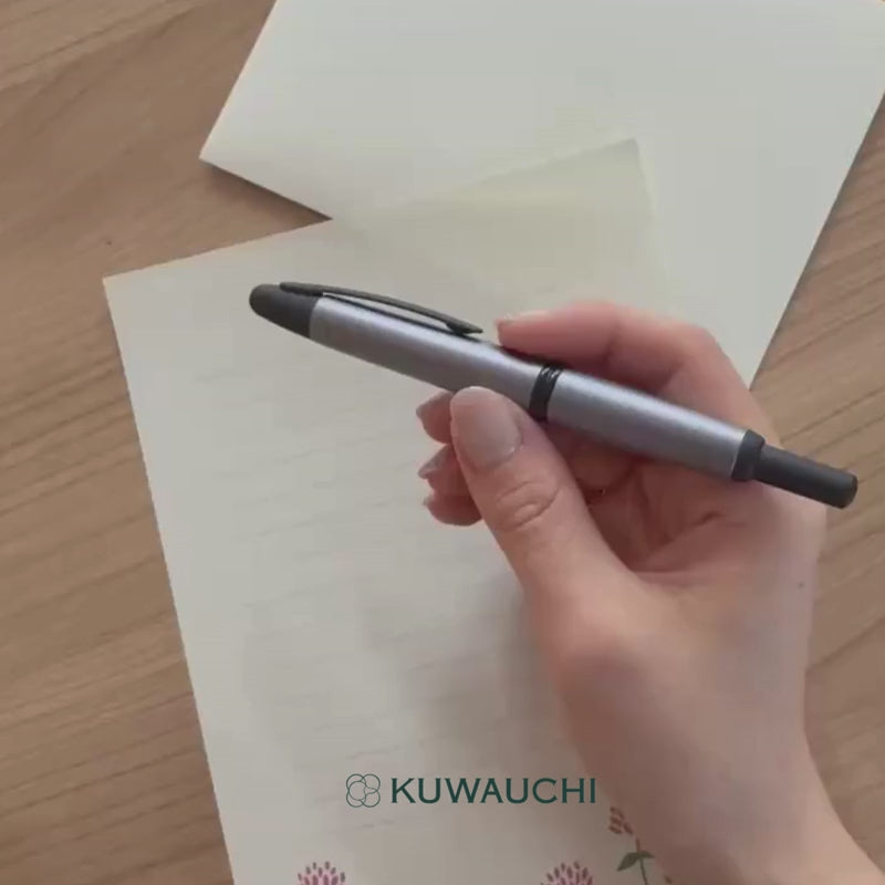 パイロット　ノックひとつで、万年筆「キャップレス」新色（特殊合金ペン）マットシルバーを手に持ってみました。
