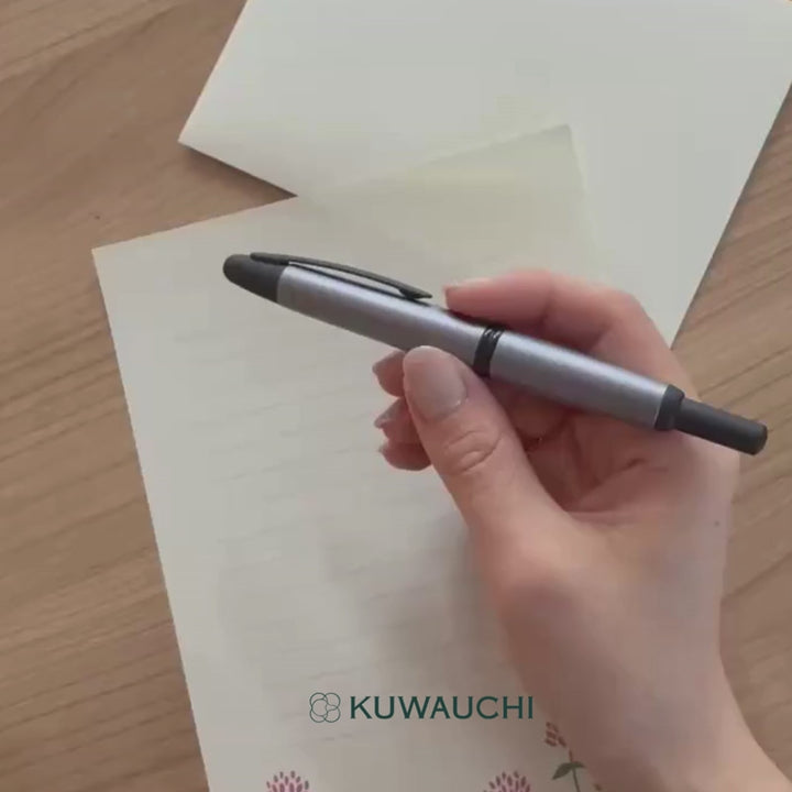 パイロット　ノックひとつで、万年筆「キャップレス」新色（特殊合金ペン）マットシルバーを手に持ってみました。