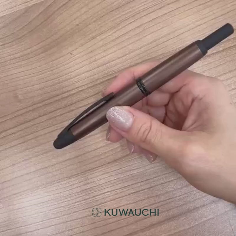 パイロット　ノックひとつで、万年筆「キャップレス」新色（特殊合金ペン）マットカッパーを手に持ってみました。