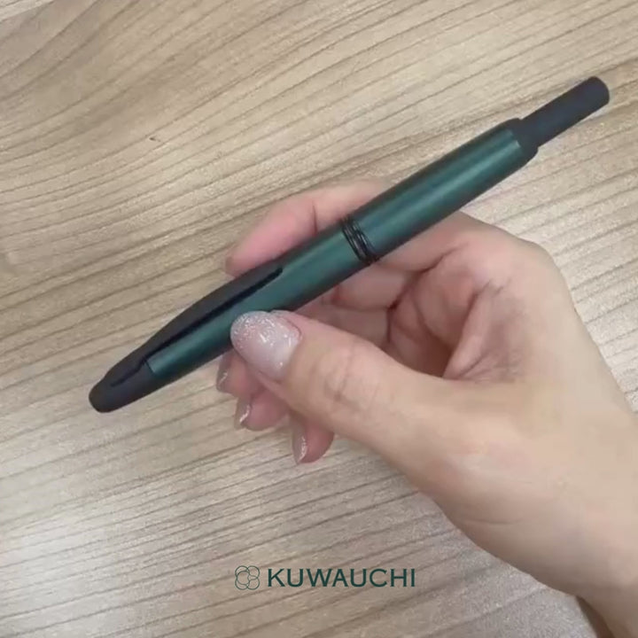 パイロット　ノックひとつで、万年筆「キャップレス」新色（特殊合金ペン）マットディープグリーンを手に持ってみました。